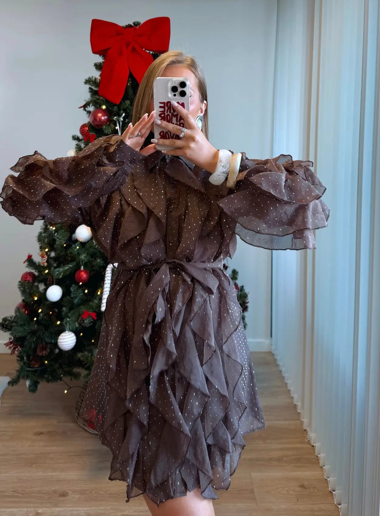 Robe-courte-de-grossesse-marron-à-volants-et-paillettes