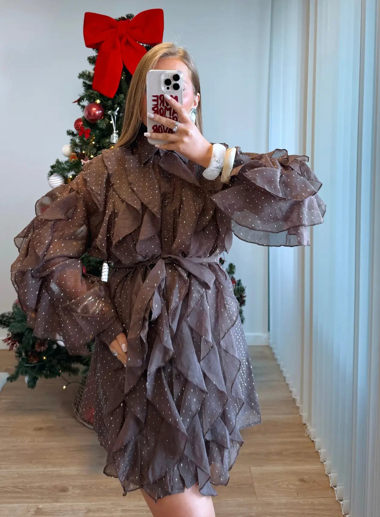 Robe-courte-de-grossesse-marron-à-volants-et-paillettes