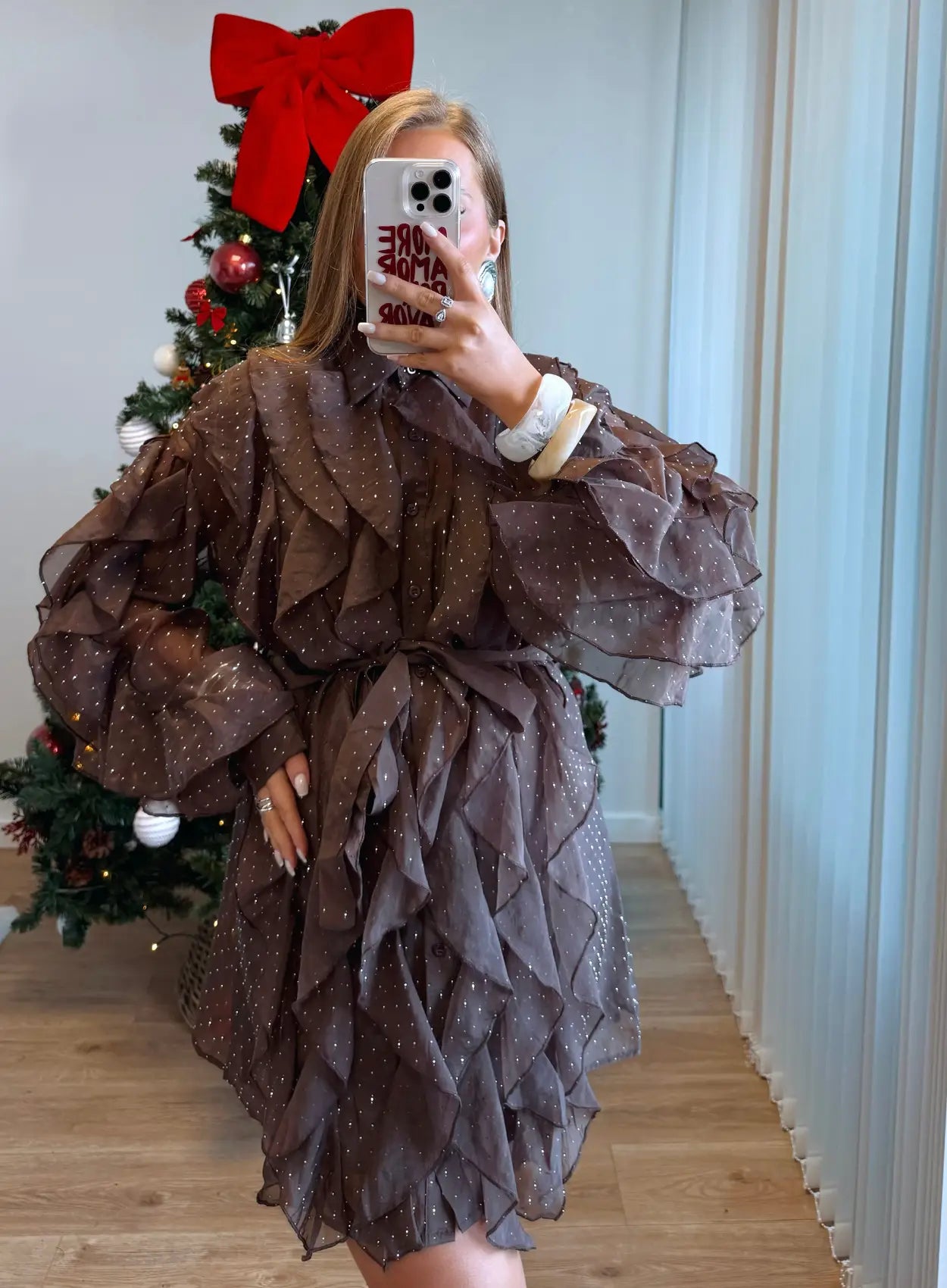 Robe-courte-de-grossesse-marron-à-volants-et-paillettes