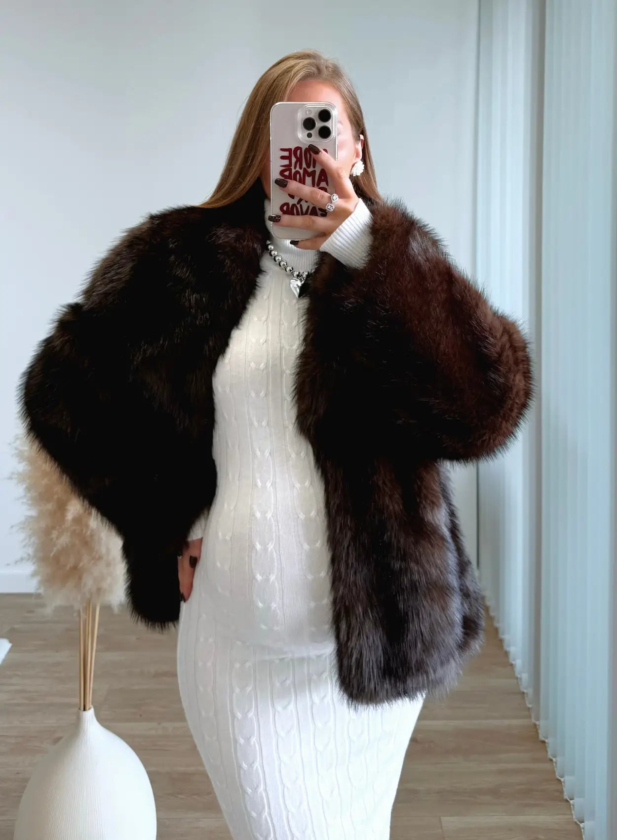 Robe-mi-longue-de-grossesse-torsadée-blanche