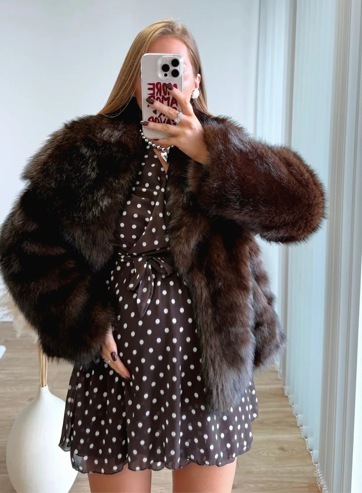 Robe-courte-de-grossesse-marron-à-petits-pois