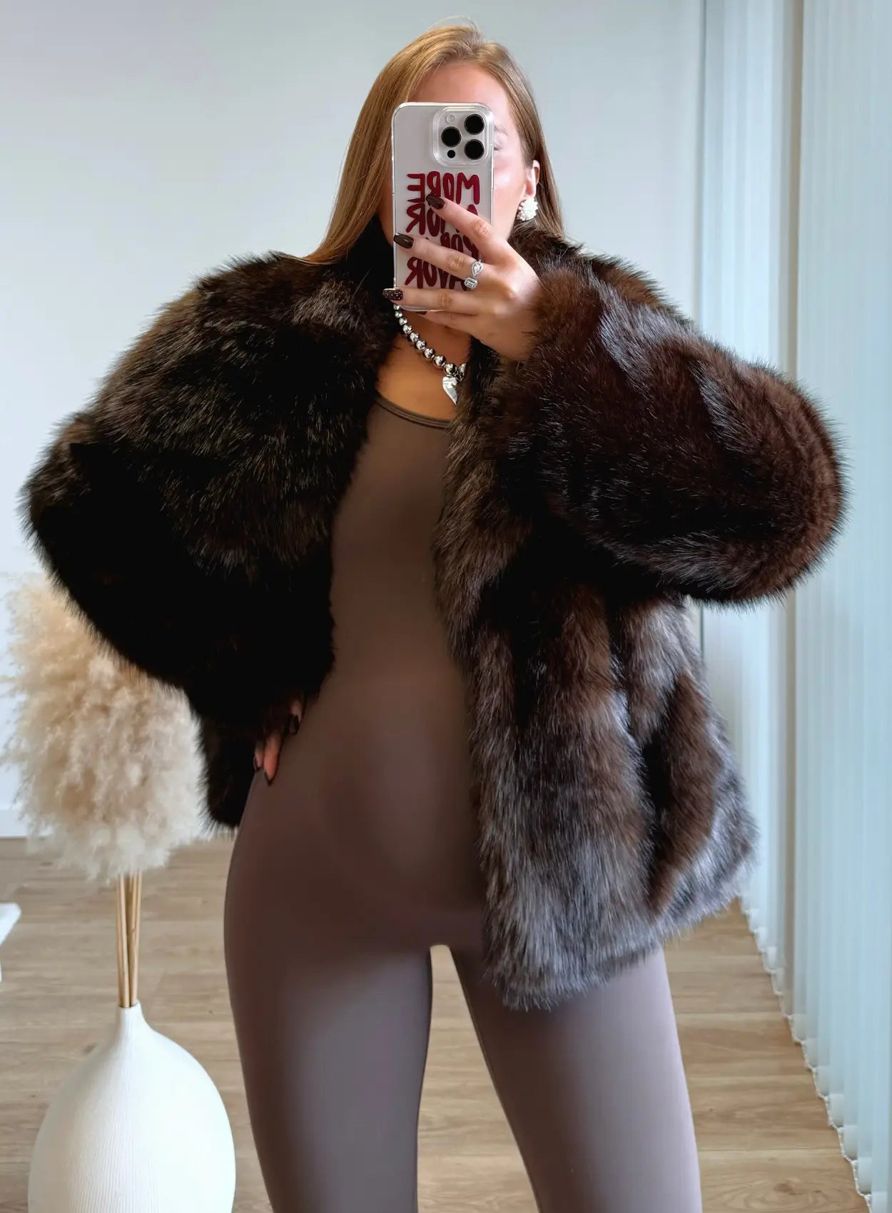 Combinaison-de-grossesse-moulante-effet-skims-chocolat