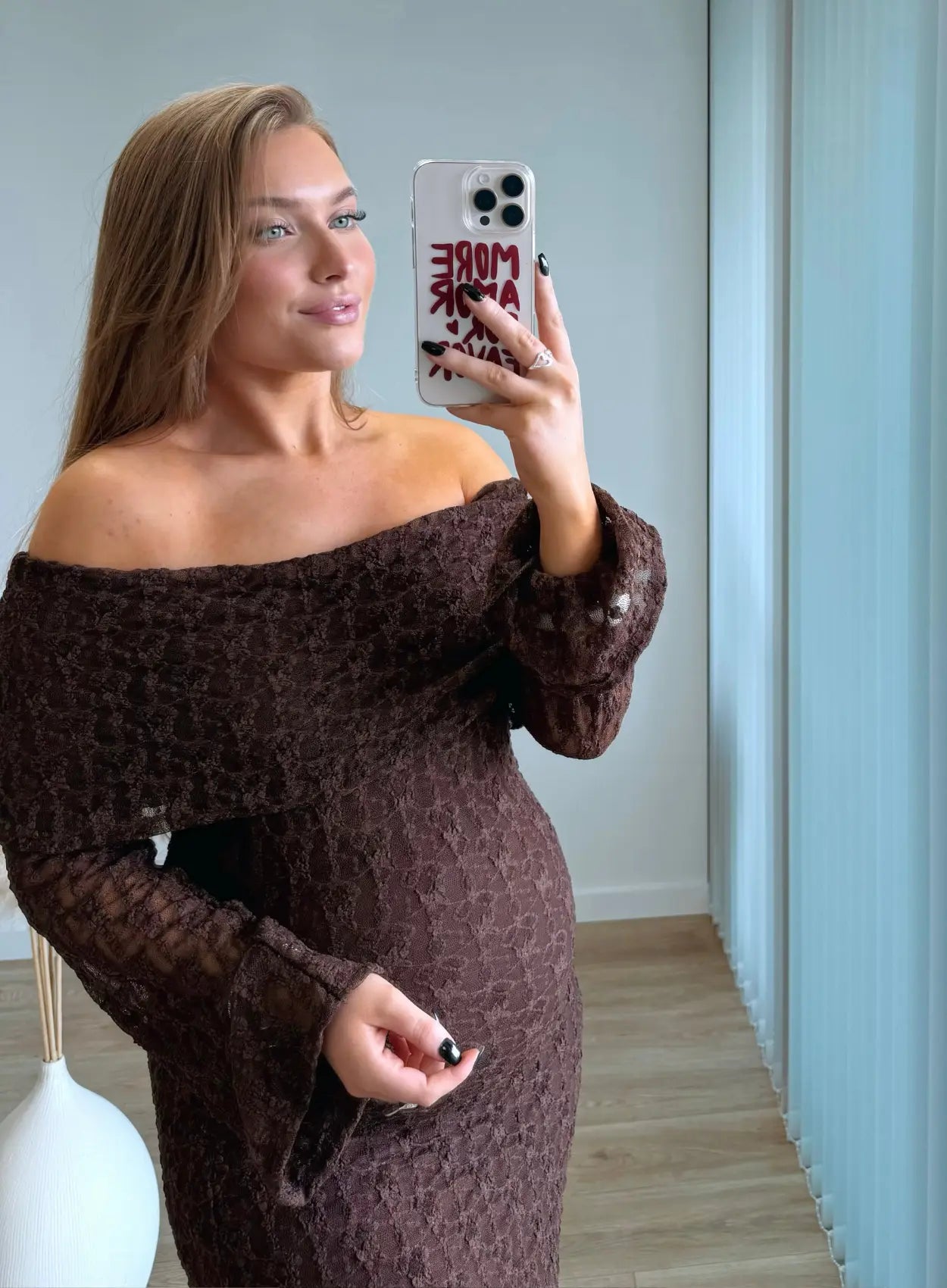 Robe-Longue-de-grossesse-col-bardot-chocolat-en-dentelle