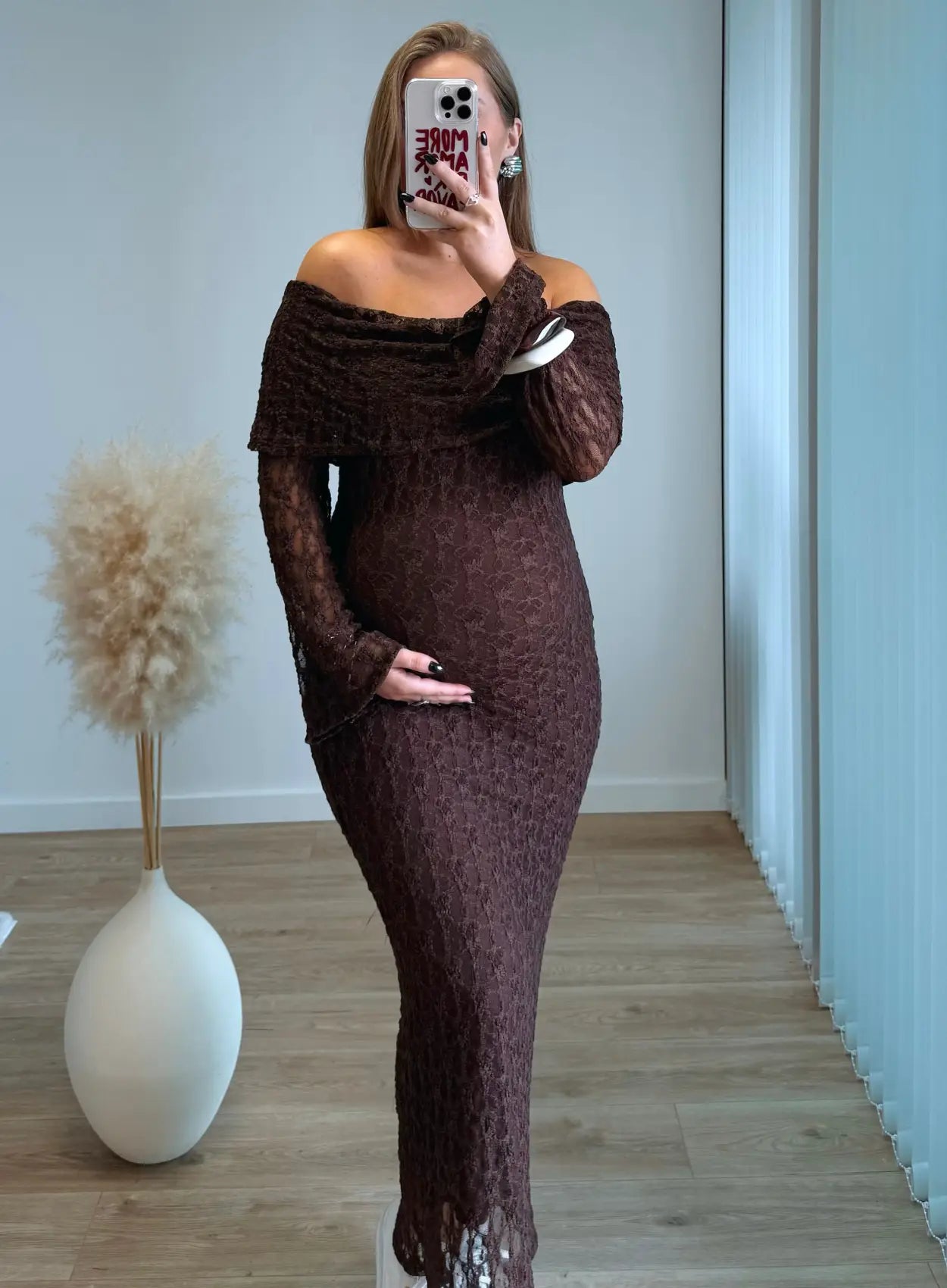 Robe-Longue-de-grossesse-col-bardot-chocolat-en-dentelle