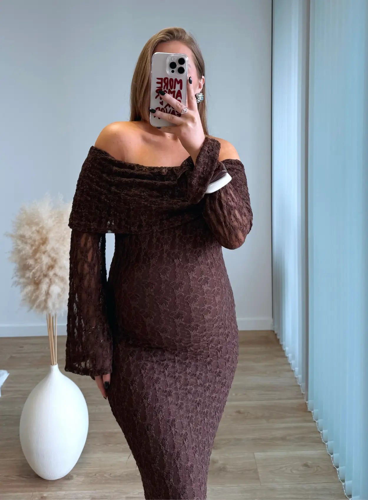 Robe-Longue-de-grossesse-col-bardot-chocolat-en-dentelle