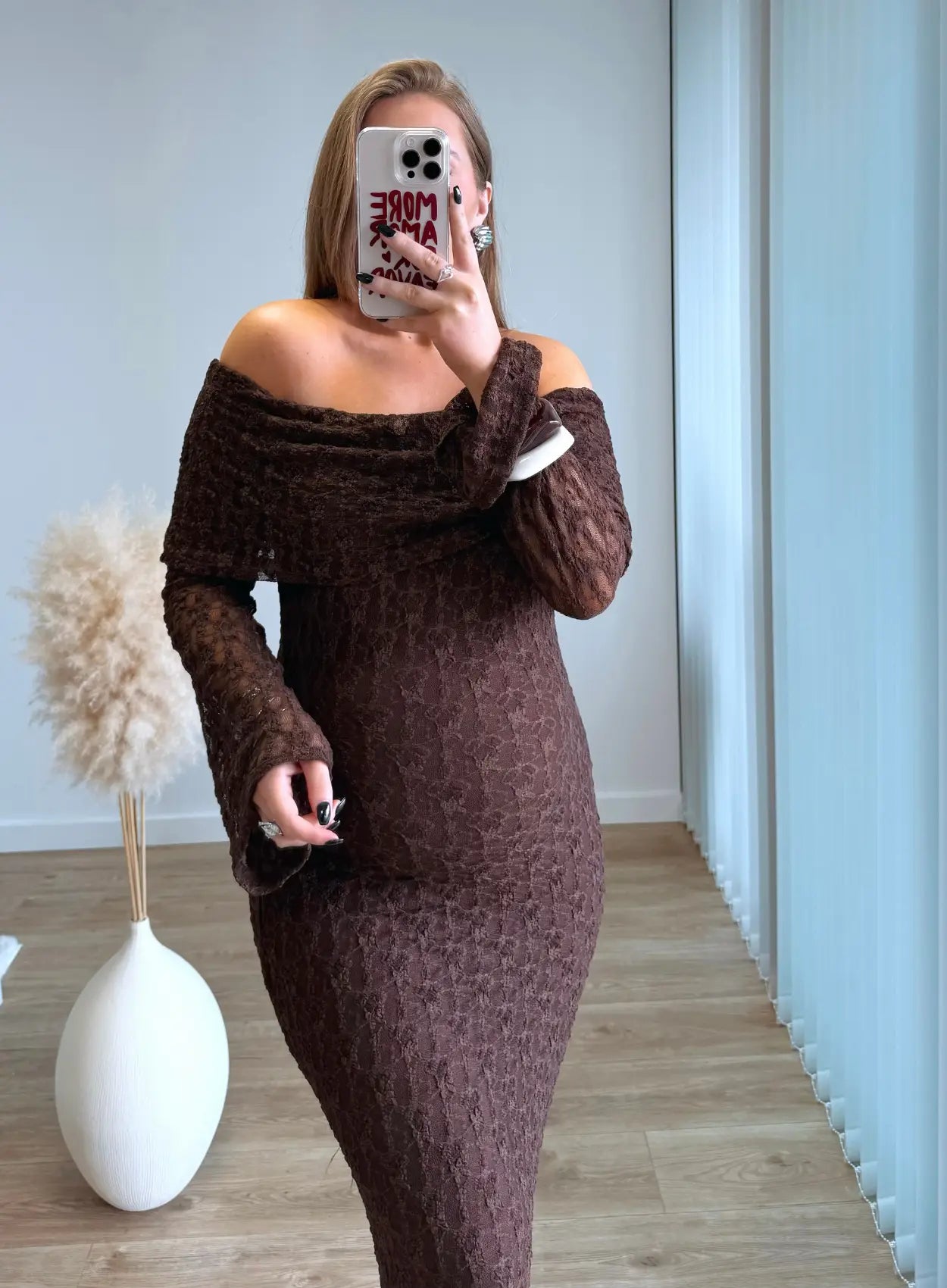 Robe-Longue-de-grossesse-col-bardot-chocolat-en-dentelle