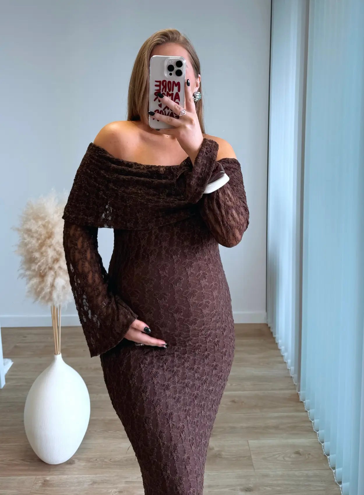 Robe-Longue-de-grossesse-col-bardot-chocolat-en-dentelle