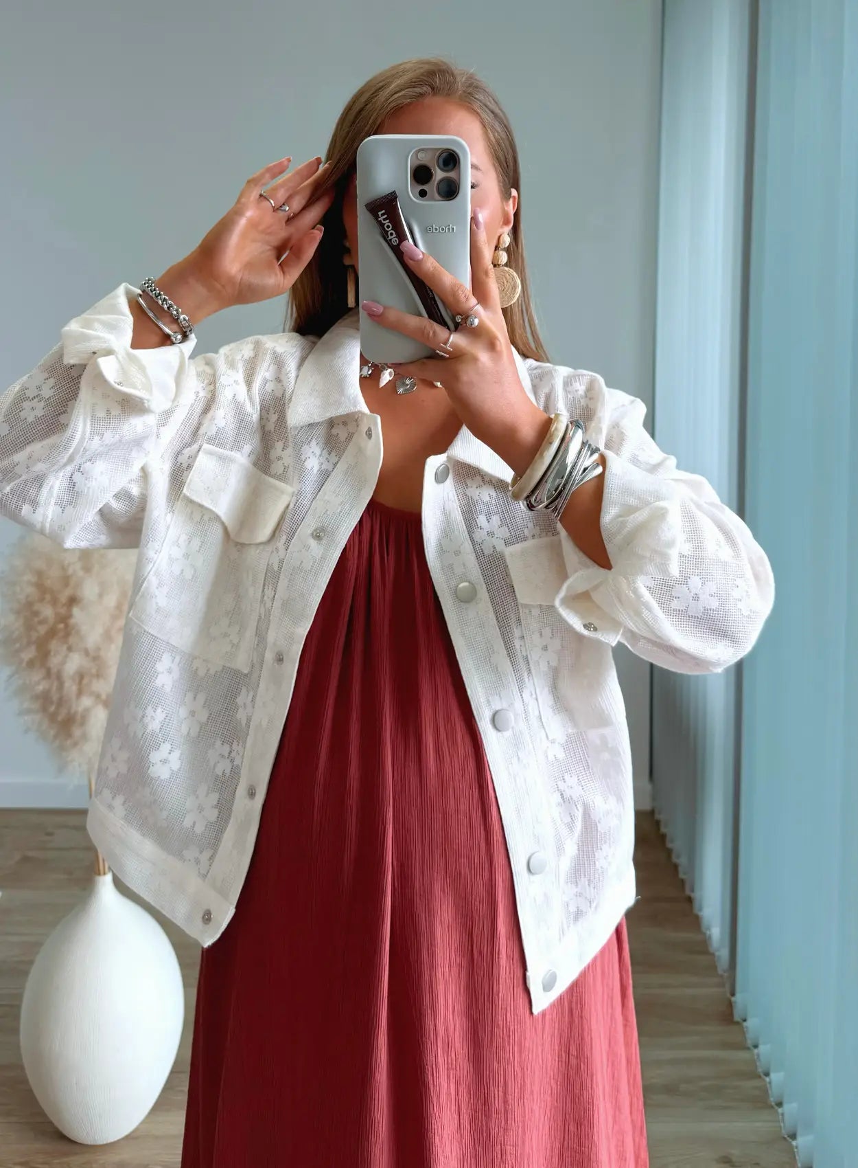 veste-de-grossesse-brodée-à-fleurs-blanches