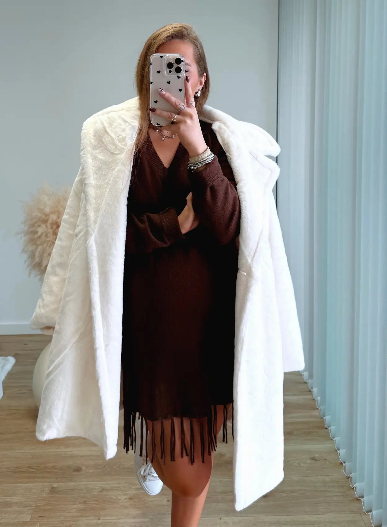 robe-courte-de-grossesse-en-maille-chocolat-manches-longues-à-franges