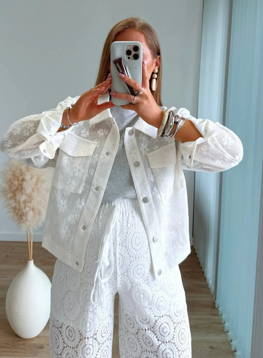 veste-de-grossesse-brodée-à-fleurs-blanches