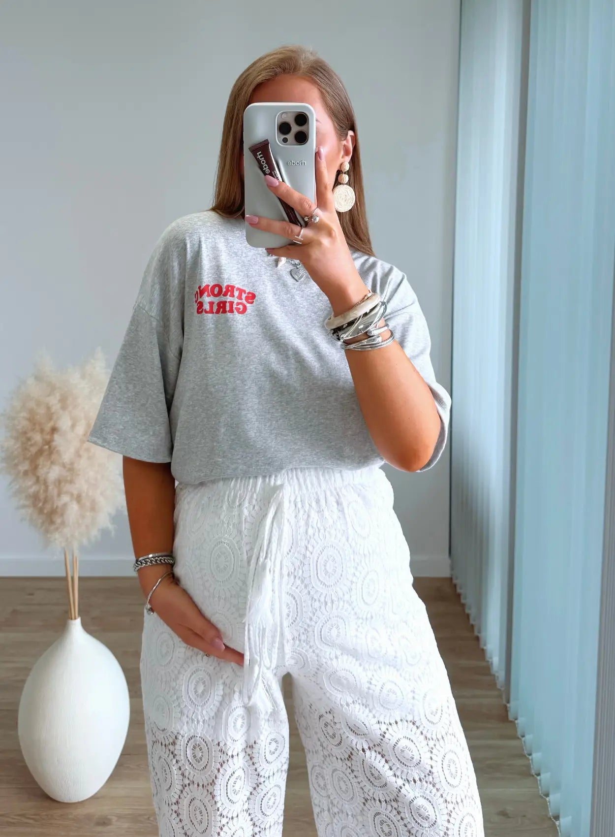 teeshirt-de-grossesse-gris-avec-ecritures-rouges