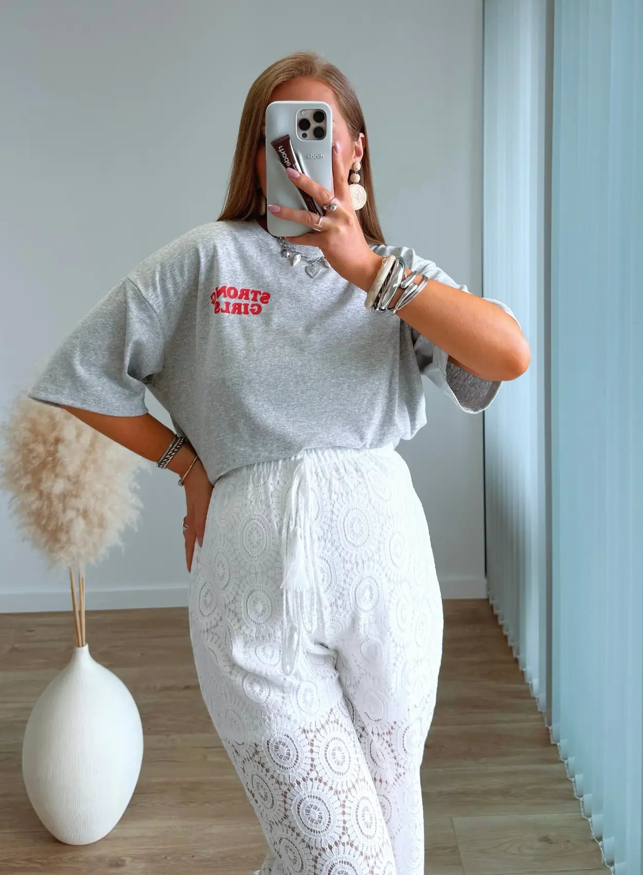 teeshirt-de-grossesse-gris-avec-ecritures-rouges