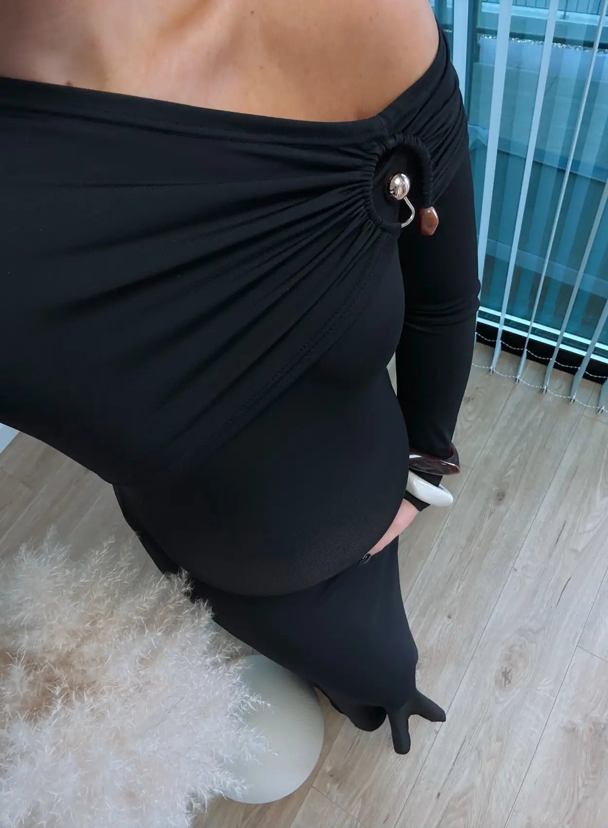 Robe-longue-de-grossesse-noire-avec-bijoux