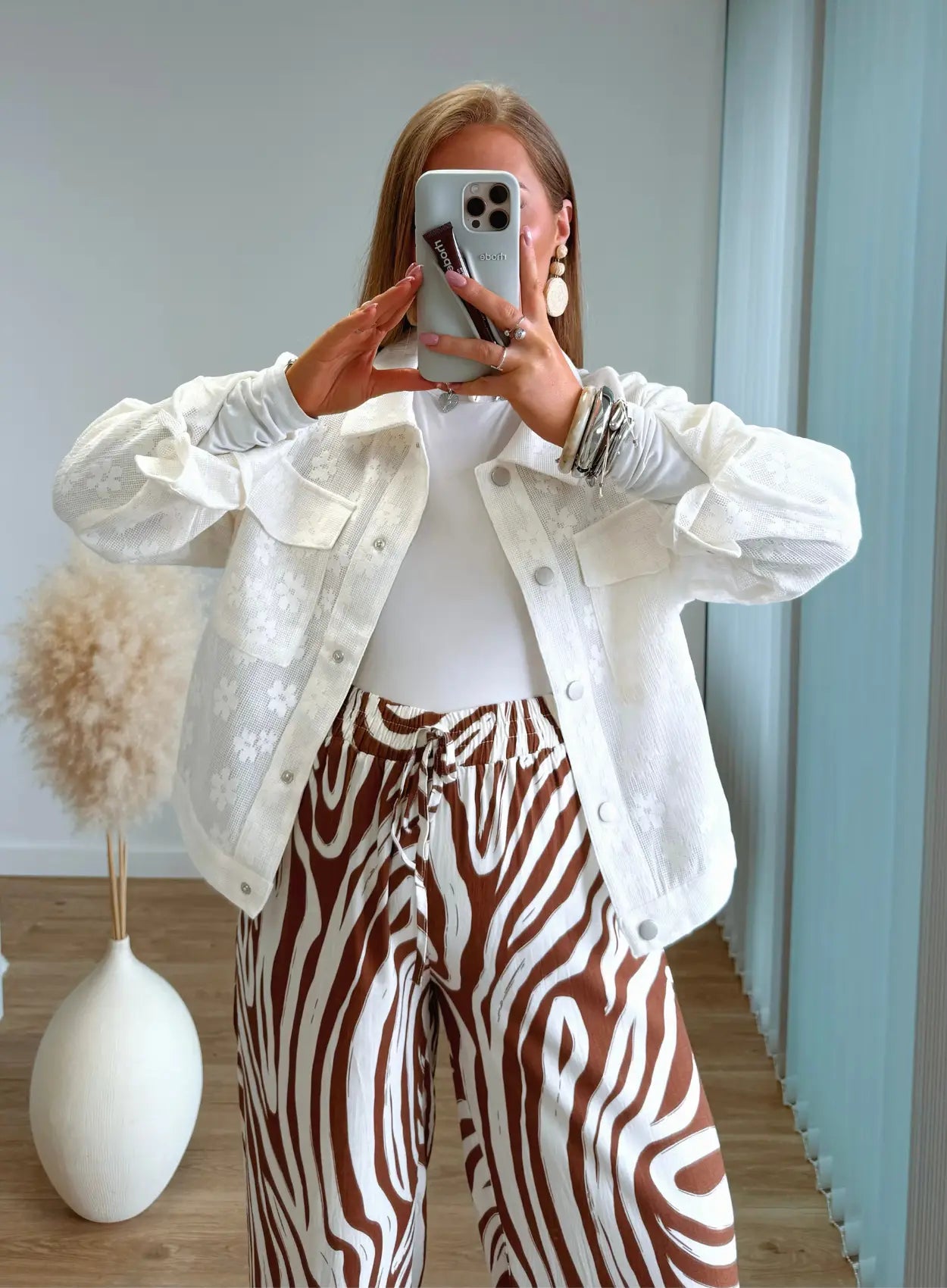 veste-de-grossesse-brodée-à-fleurs-blanches