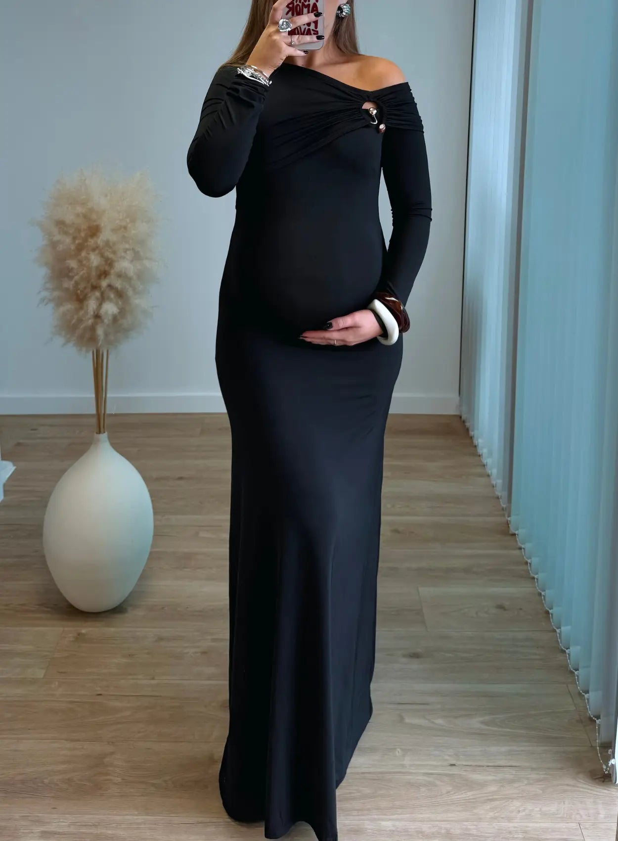 Robe-longue-de-grossesse-noire-avec-bijoux