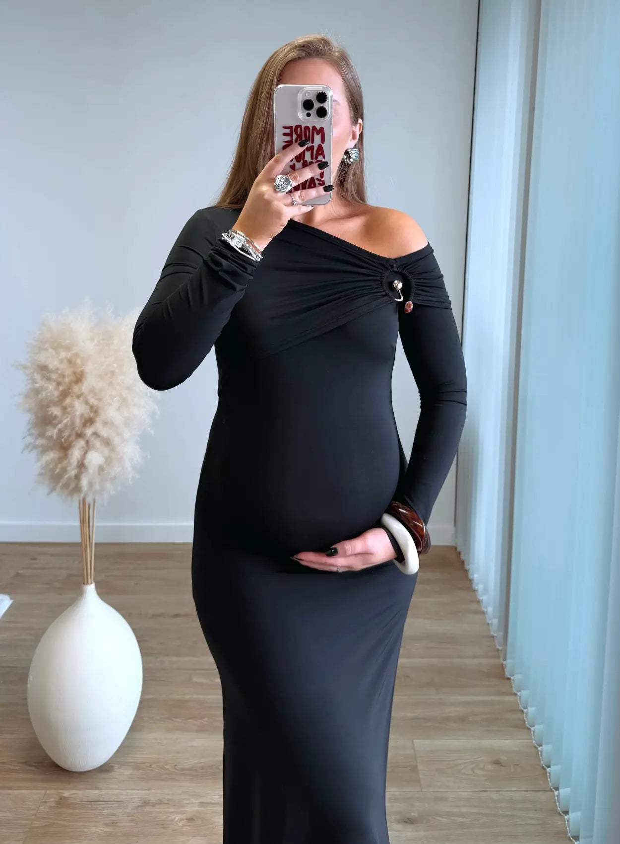 Robe-longue-de-grossesse-noire-avec-bijoux