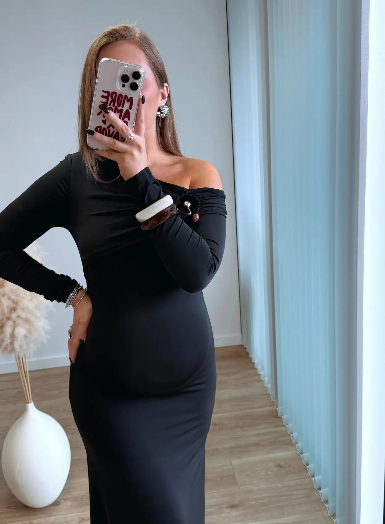 Robe-longue-de-grossesse-noire-avec-bijoux