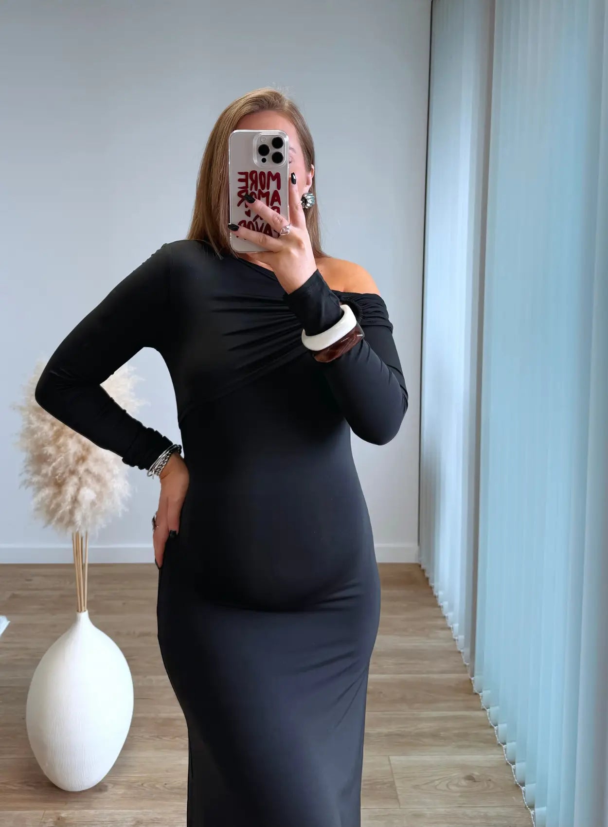 Robe-longue-de-grossesse-noire-avec-bijoux