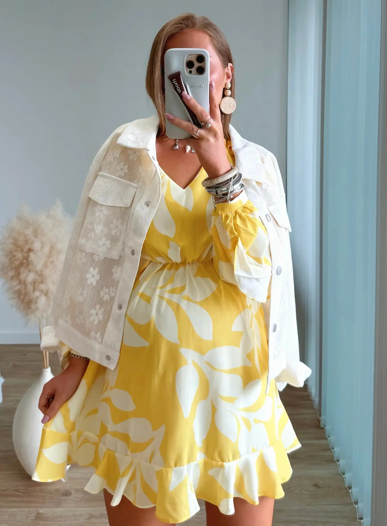 veste-de-grossesse-brodée-à-fleurs-blanches