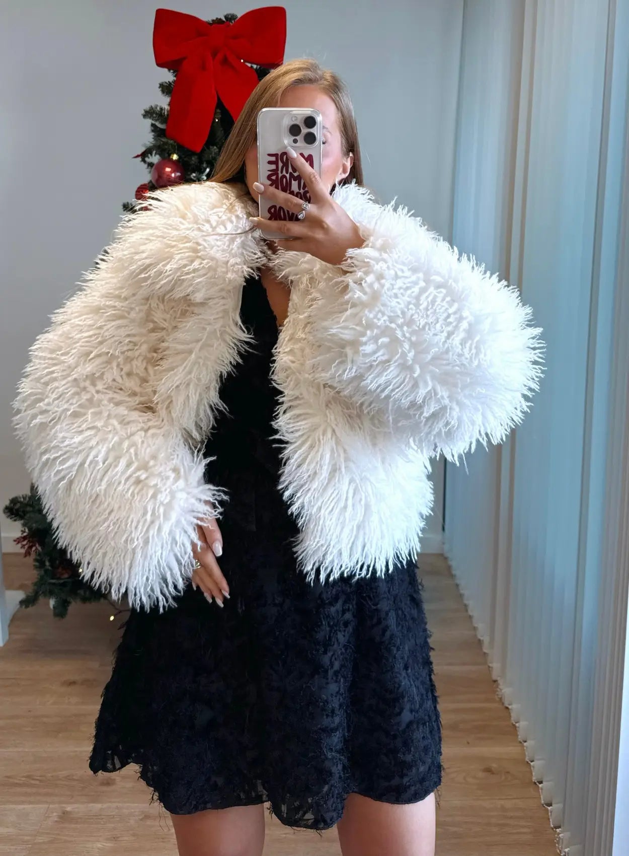 Robe-de-grossesse-à-plumes-noire