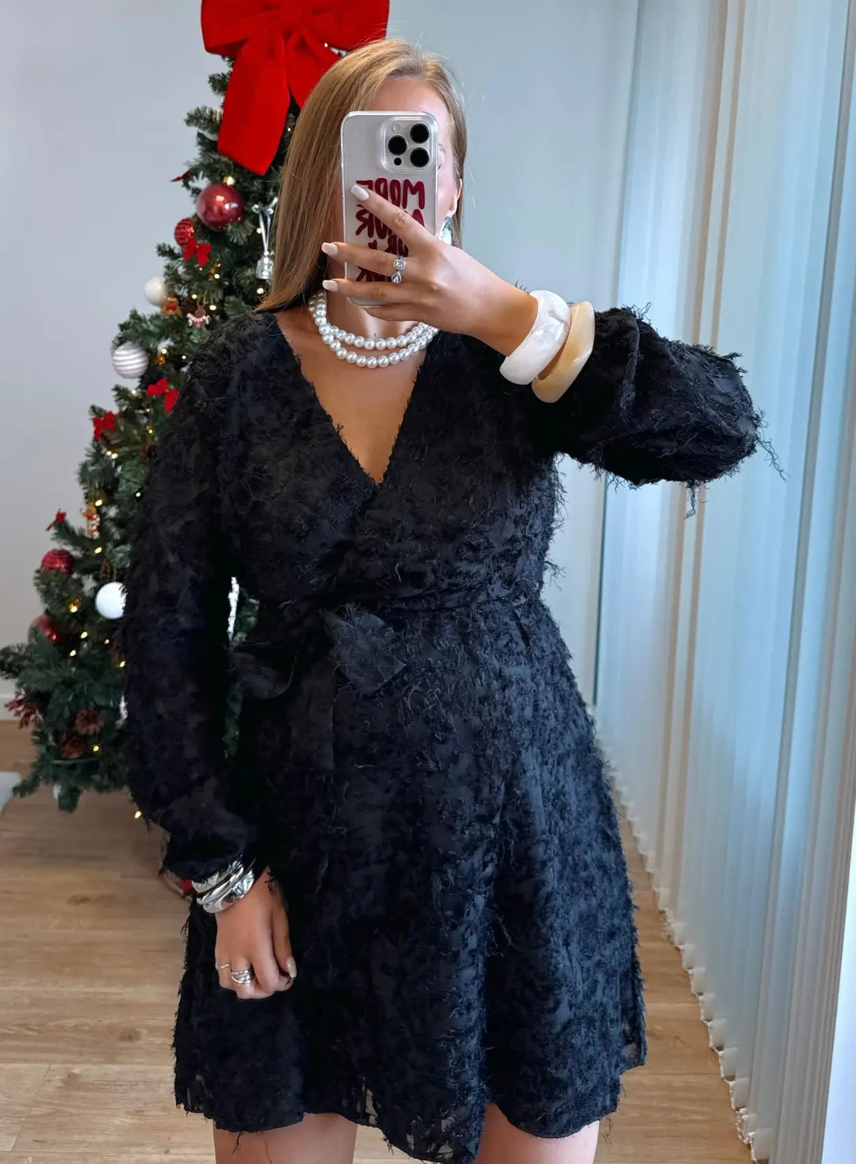 Robe-de-grossesse-à-plumes-noire