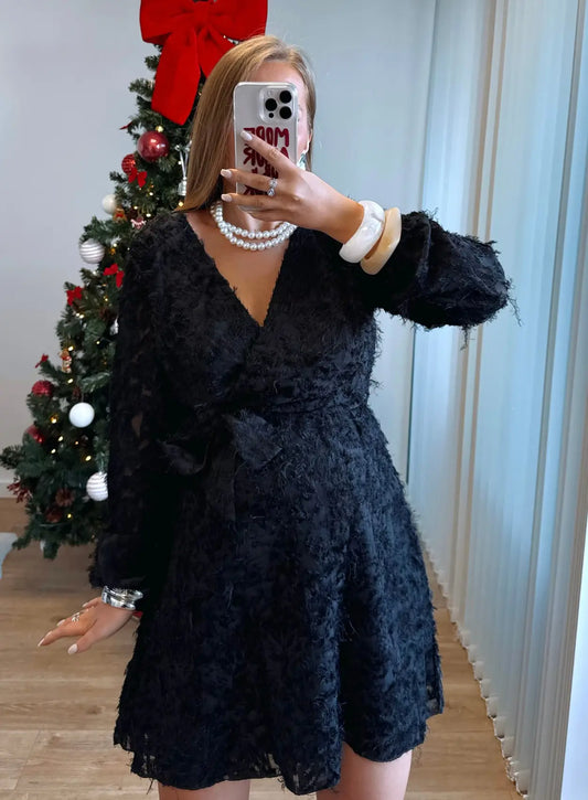 Robe-de-grossesse-à-plumes-noire