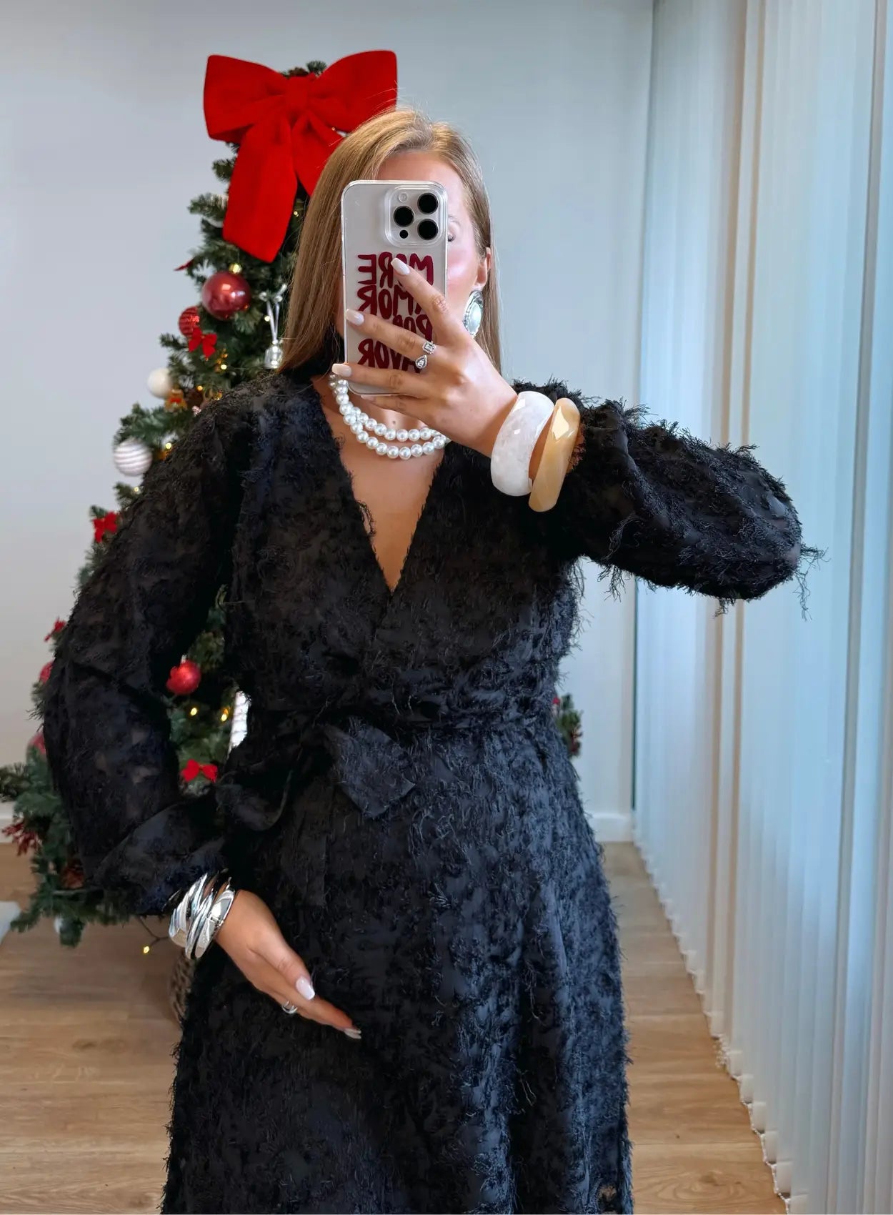 Robe-de-grossesse-à-plumes-noire