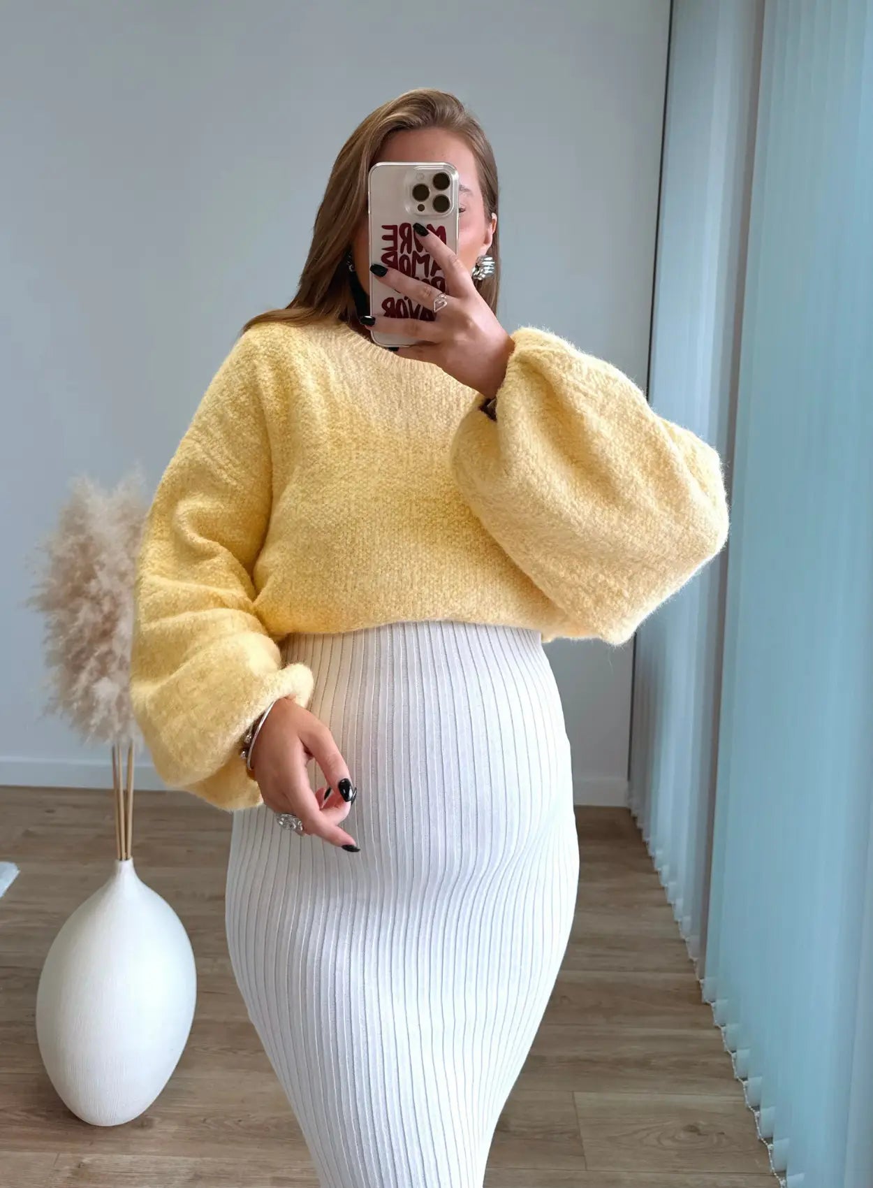 Pull-de-grossesse-en-maille-jaune-beurre