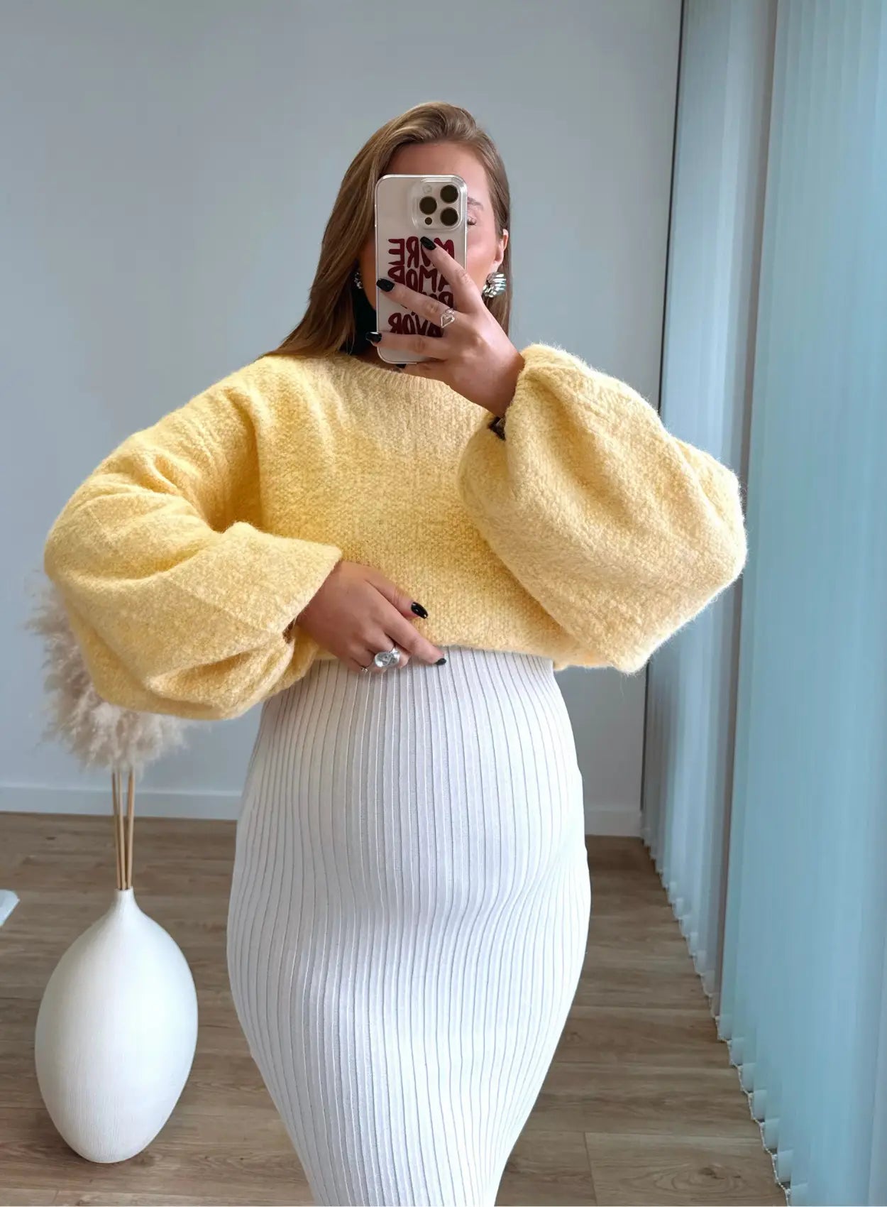 Pull-de-grossesse-en-maille-jaune-beurre