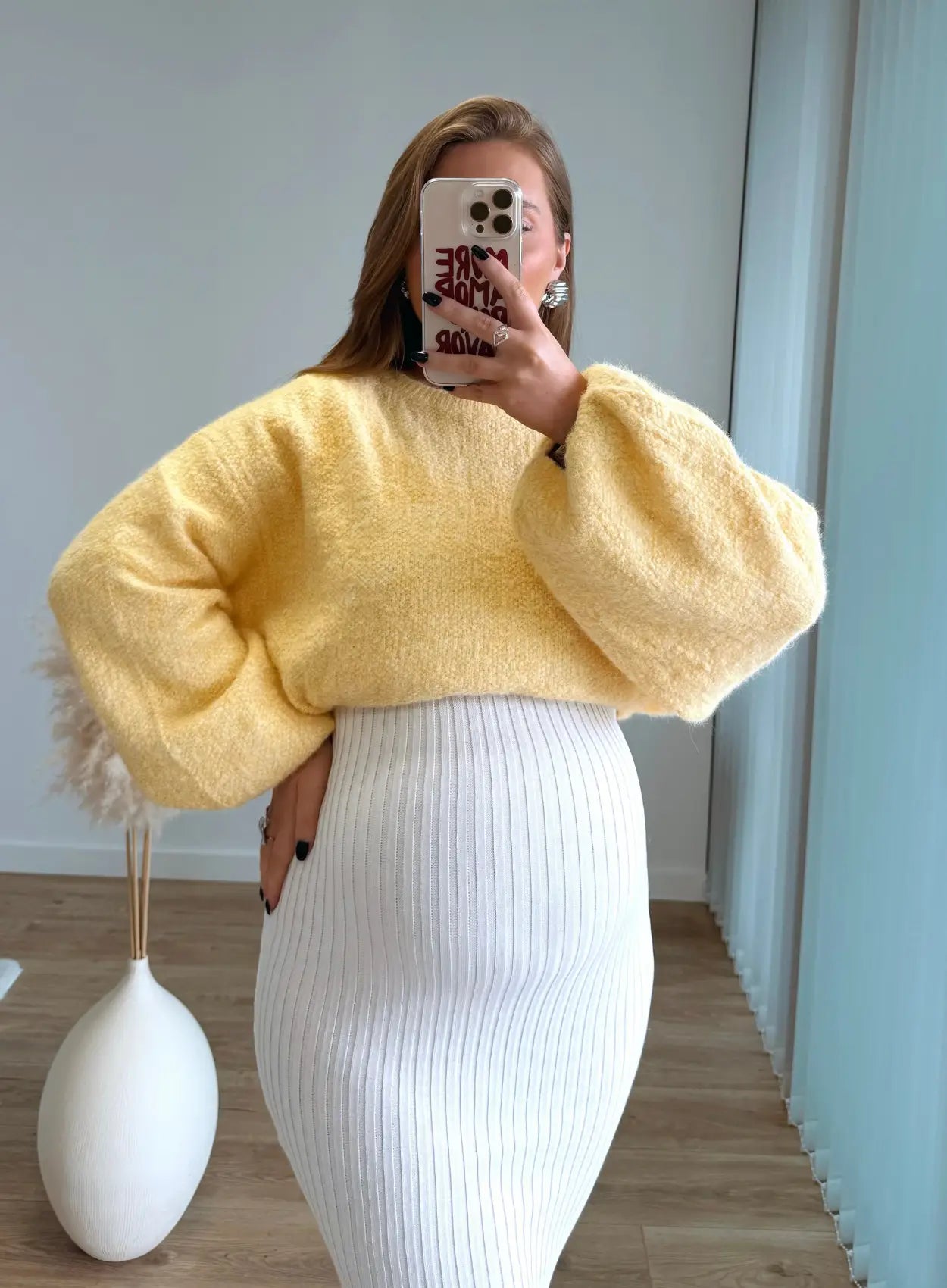 Pull-de-grossesse-en-maille-jaune-beurre