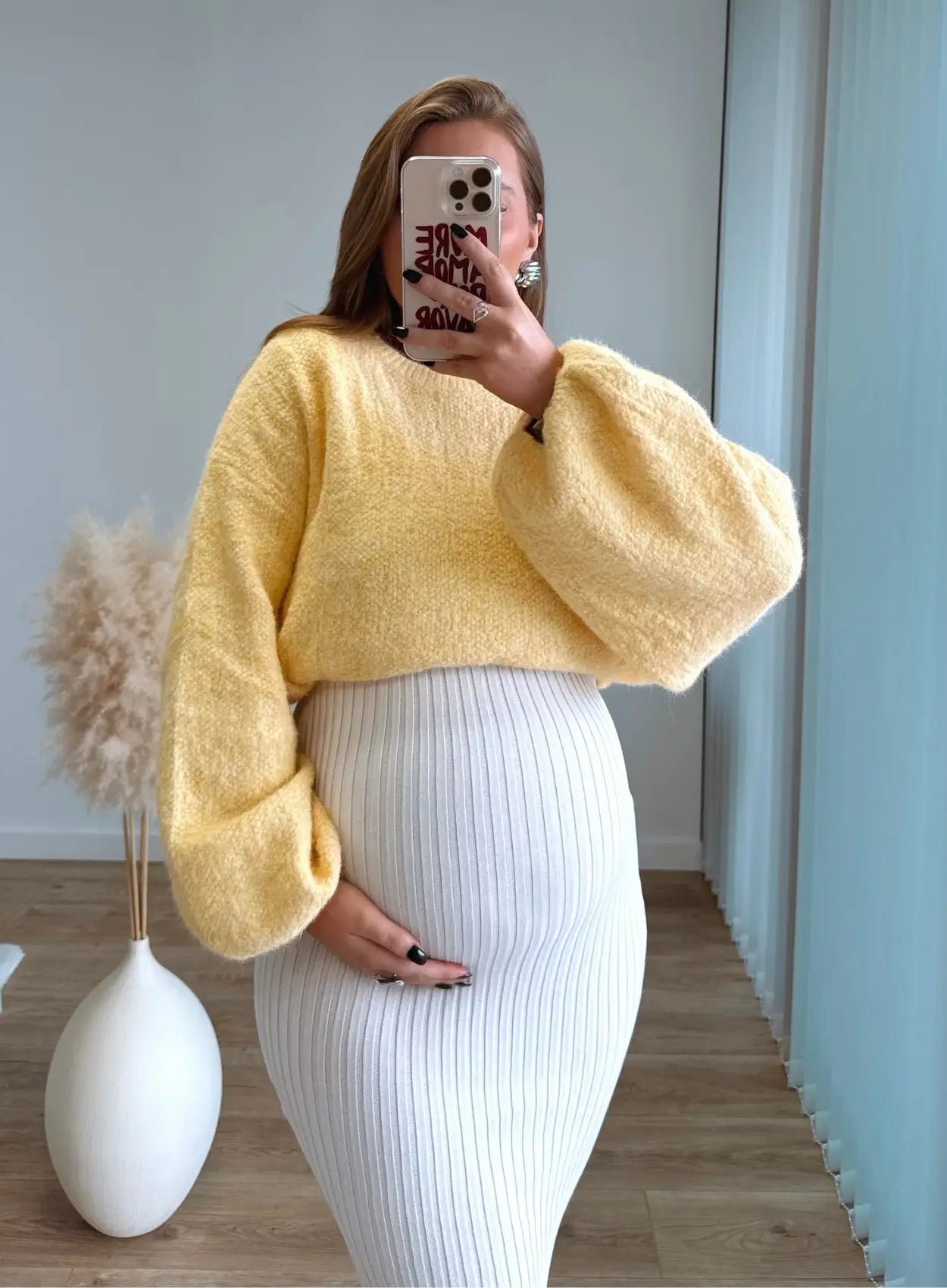 Pull-de-grossesse-en-maille-jaune-beurre