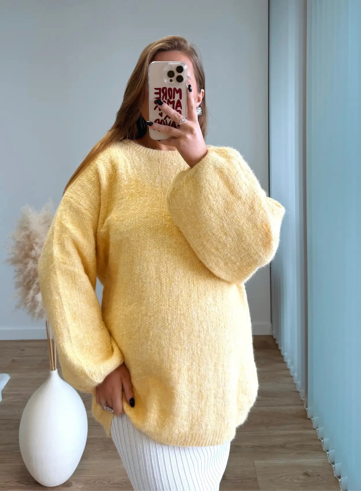 Pull-de-grossesse-en-maille-jaune-beurre