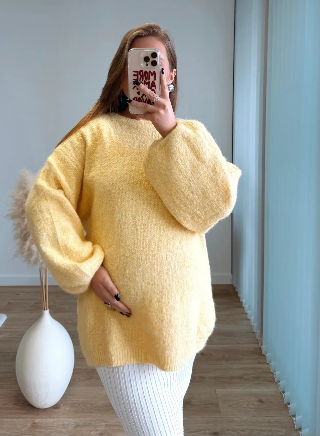 Pull-de-grossesse-en-maille-jaune-beurre
