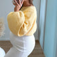 Pull-de-grossesse-en-maille-jaune-beurre