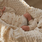 vetement-bebe-gilet-en-maille-à-pois-texturès-beige-pour-bébé