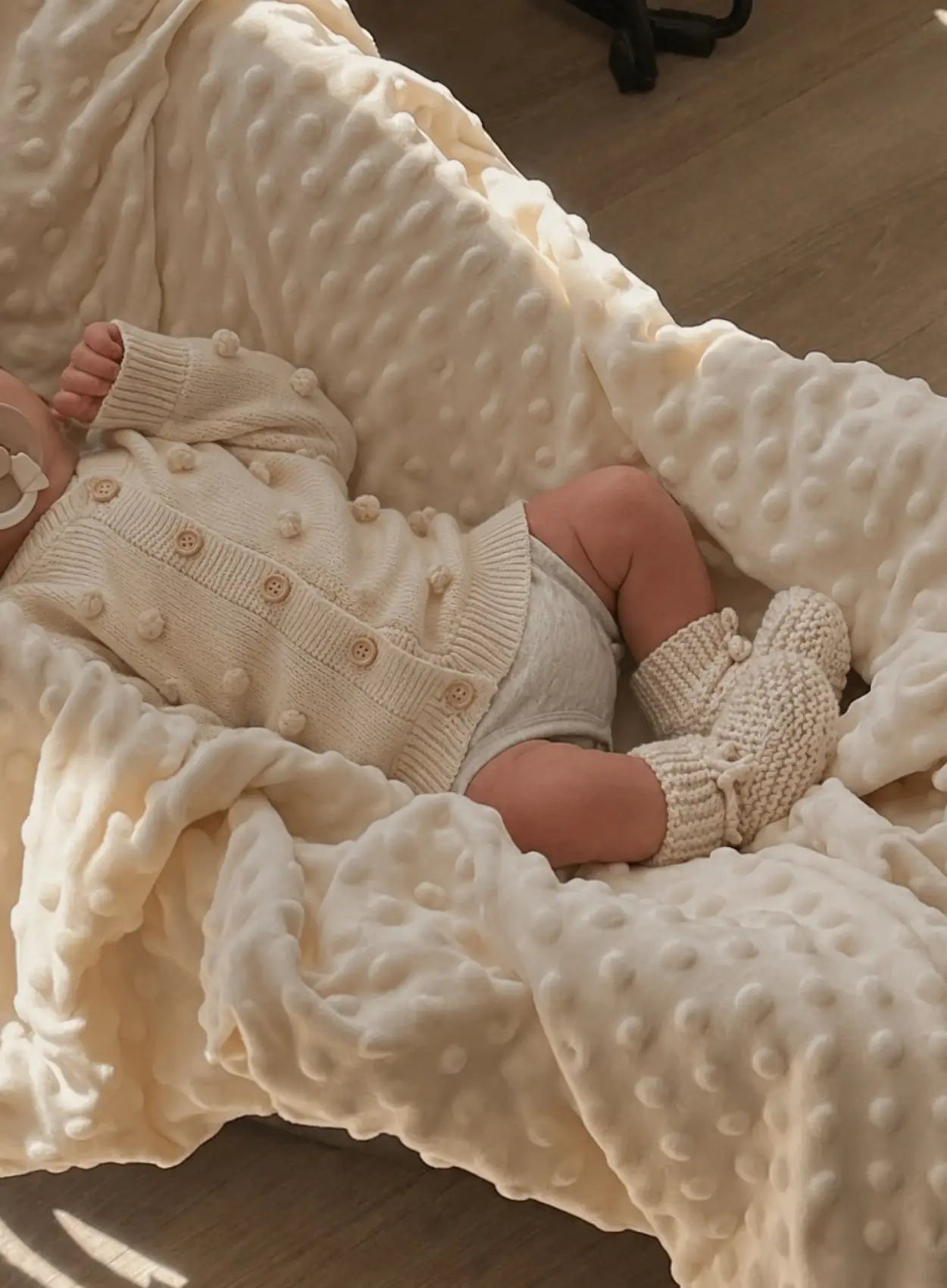 vetement-bebe-gilet-en-maille-à-pois-texturès-beige-pour-bébé