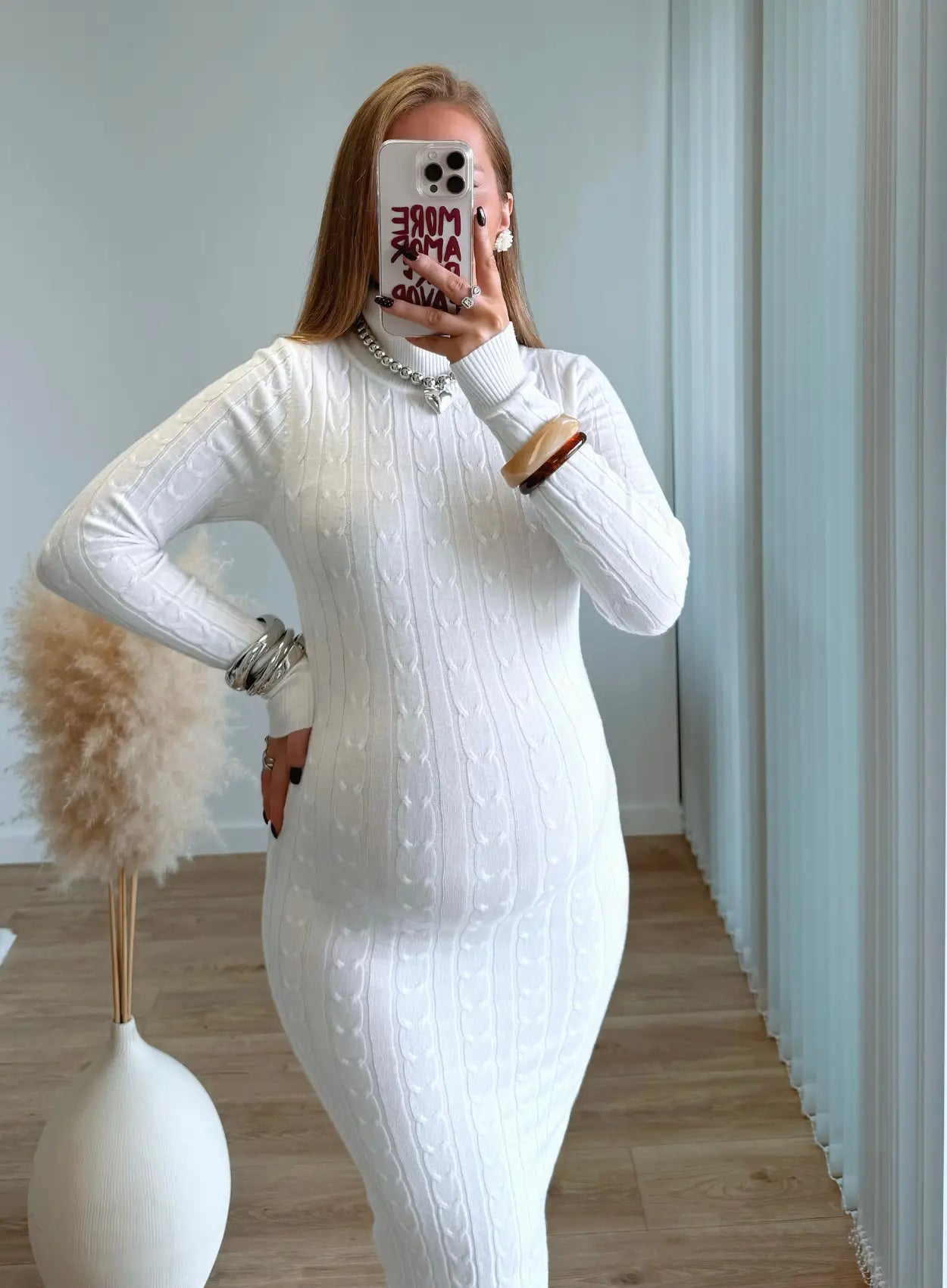 Robe-mi-longue-de-grossesse-torsadée-blanche