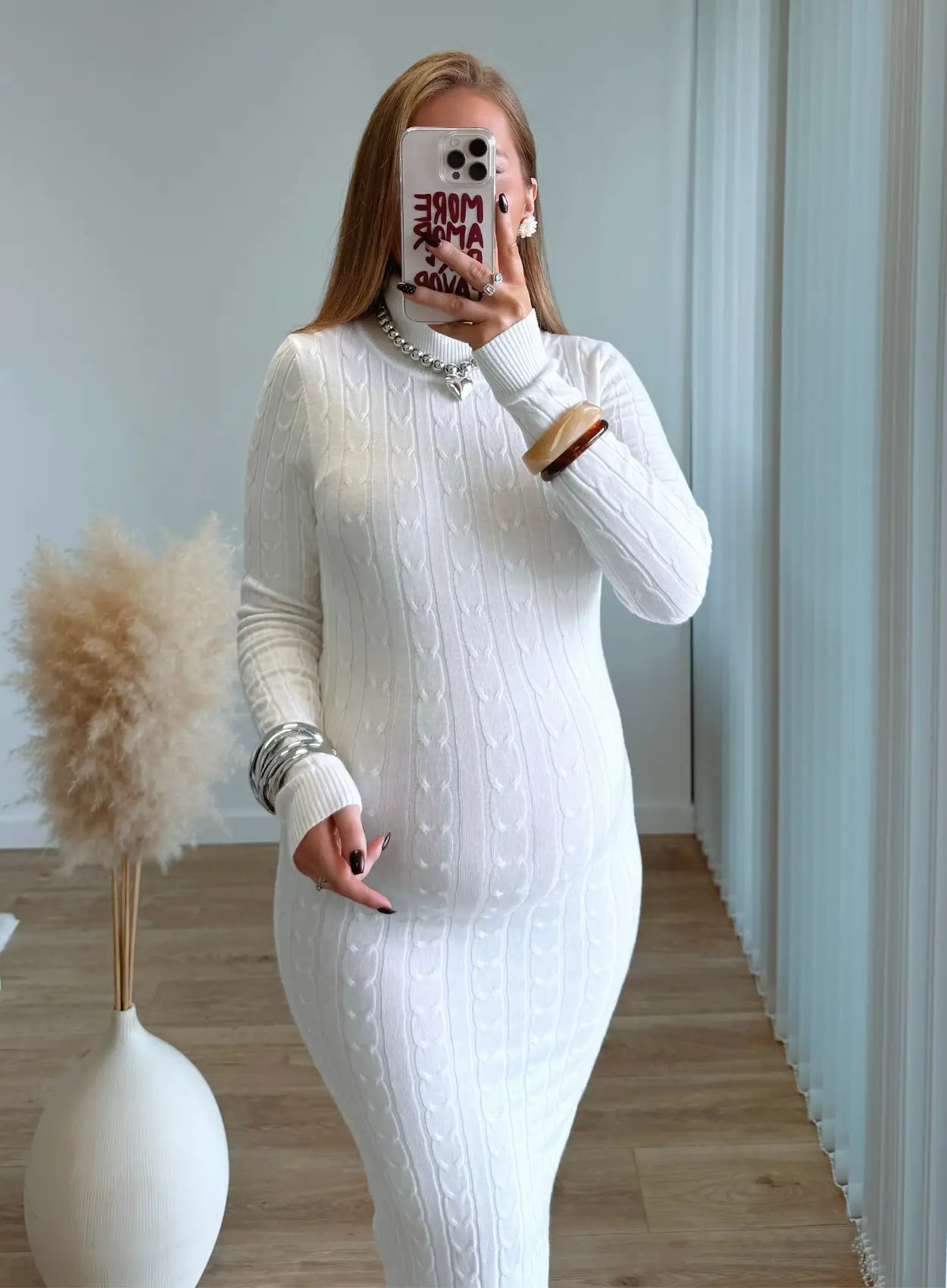 Robe-mi-longue-de-grossesse-torsadée-blanche