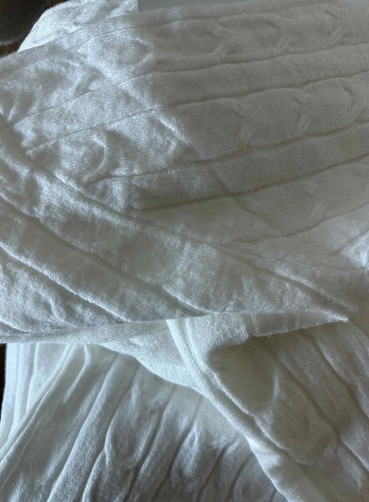 Robe-mi-longue-de-grossesse-torsadée-blanche