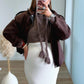 pull-court-de-grossesse-en-maille-marron-à-capuche