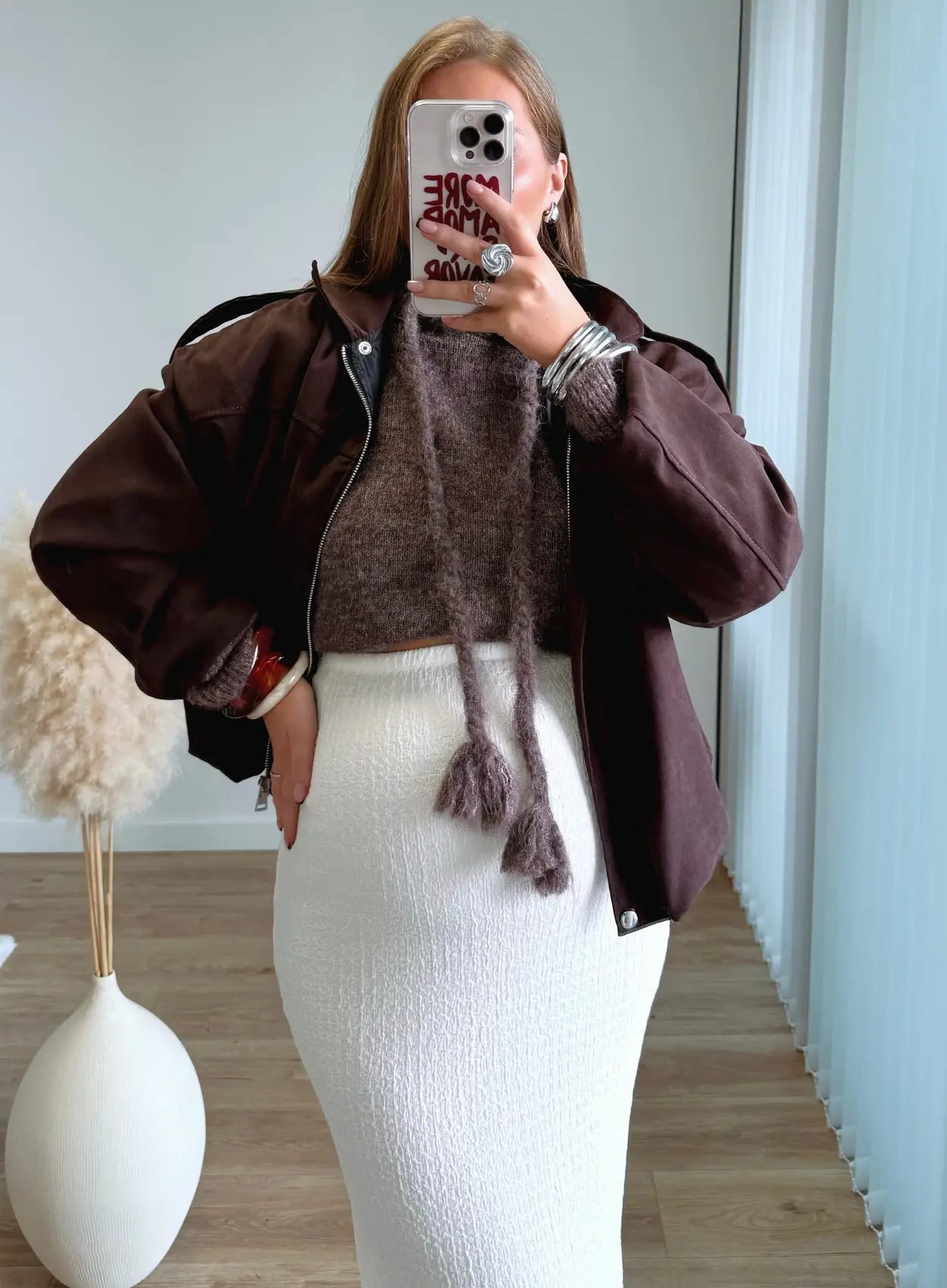 pull-court-de-grossesse-en-maille-marron-à-capuche