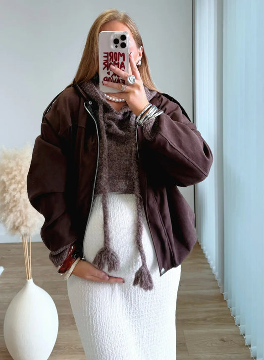 pull-court-de-grossesse-en-maille-marron-à-capuche