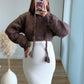 pull-court-de-grossesse-en-maille-marron-à-capuche