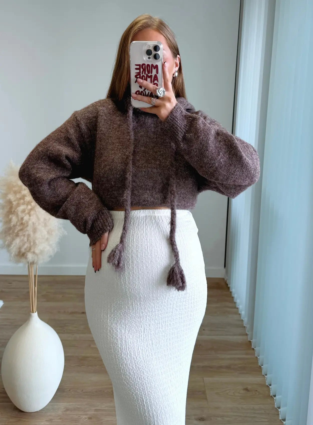 pull-court-de-grossesse-en-maille-marron-à-capuche