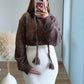pull-court-de-grossesse-en-maille-marron-à-capuche