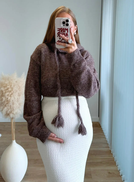 pull-court-de-grossesse-en-maille-marron-à-capuche