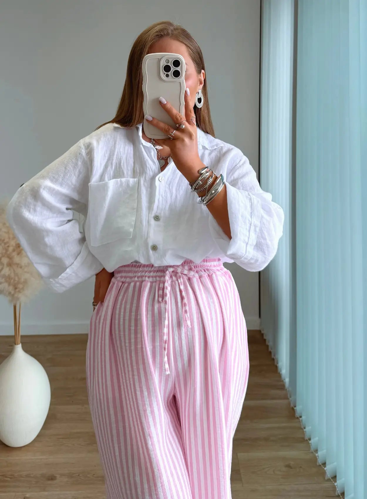 pantalon-de-grossesse-en-lin-à-rayures-roses-et-blanches