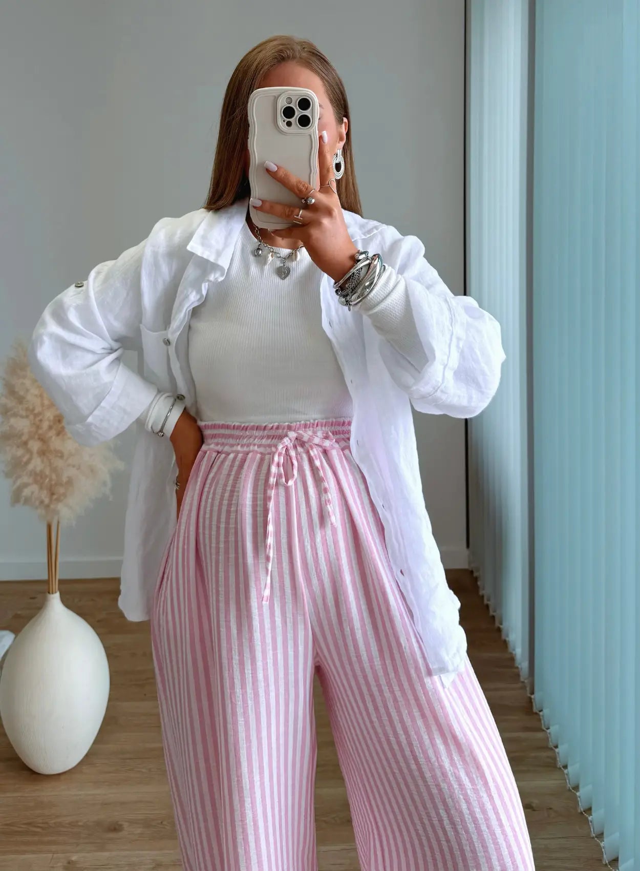 pantalon-de-grossesse-en-lin-à-rayures-roses-et-blanches