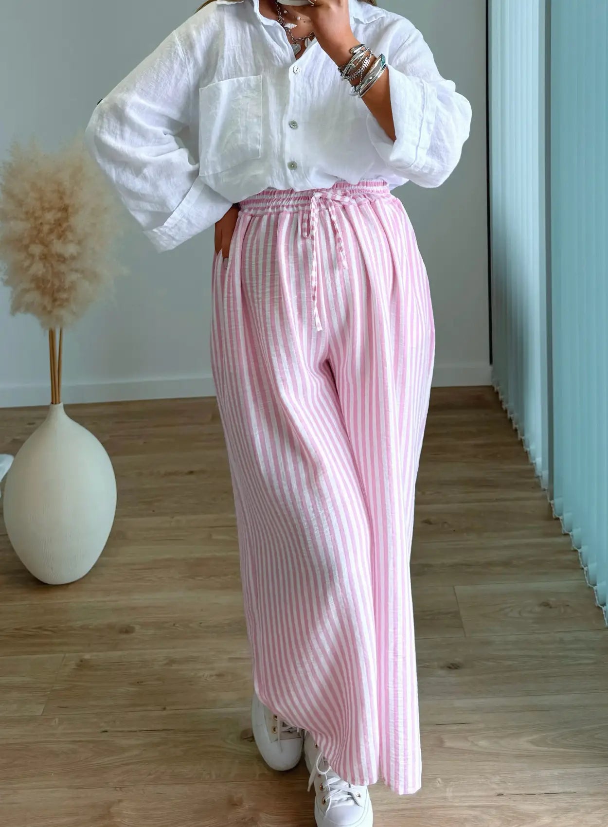 pantalon-de-grossesse-en-lin-à-rayures-roses-et-blanches