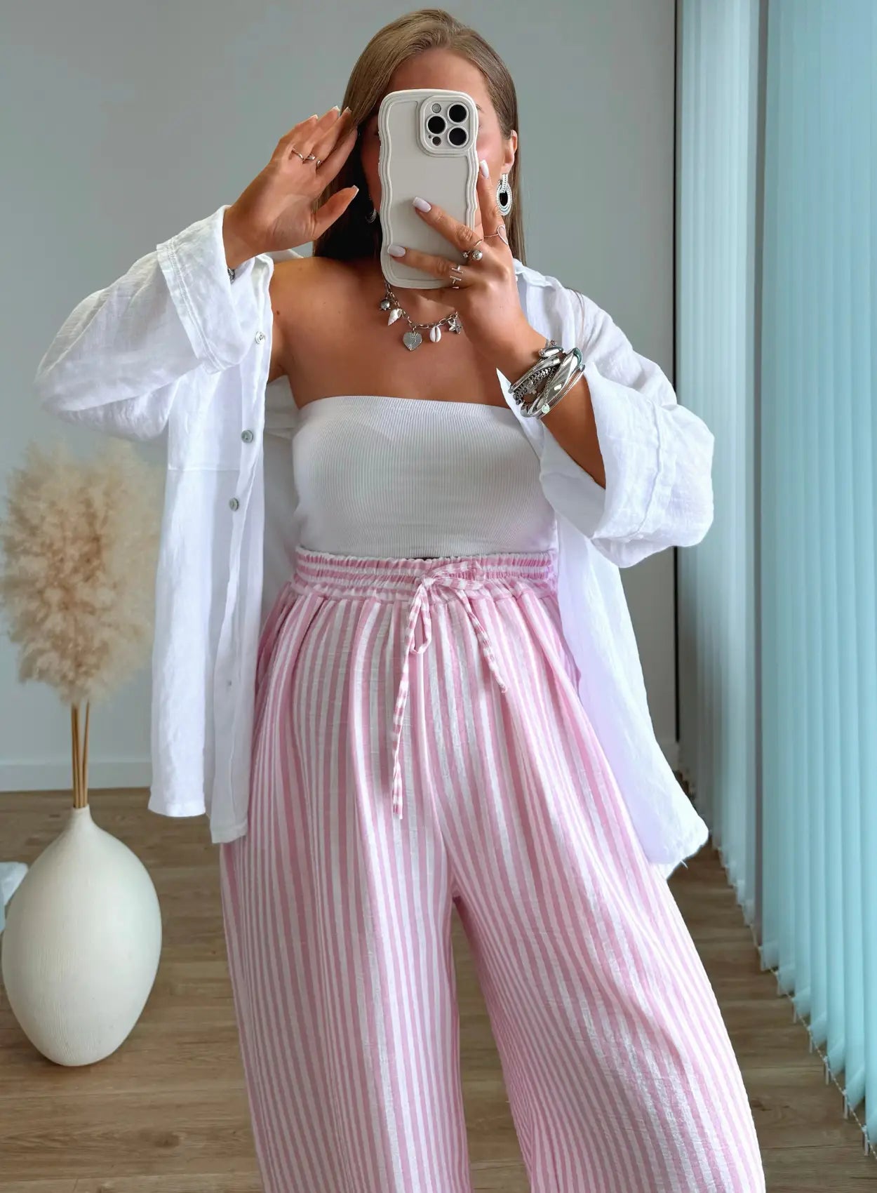 pantalon-de-grossesse-en-lin-à-rayures-roses-et-blanches